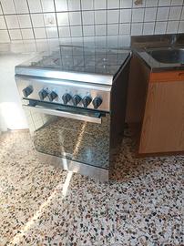 Cucina con forno elettrico