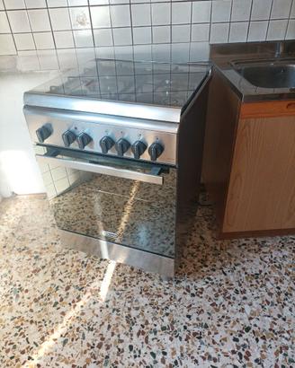 Cucina con forno elettrico