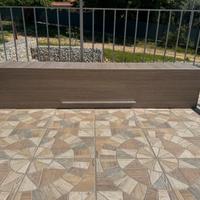 Mobile a muro con mensola integrata per libri