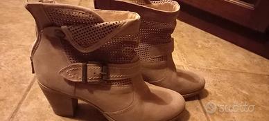 Stivaletti beige con tacco