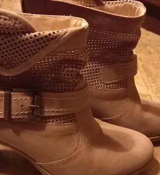 Stivaletti beige con tacco