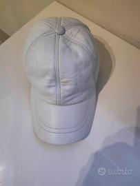 cappuccio bianco pelle