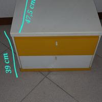 cassettiera/  comodino in legno verniciato 