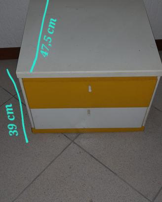 cassettiera/  comodino in legno verniciato 