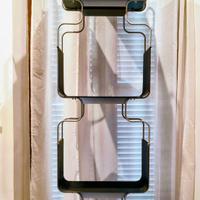 Libreria di metallo a giorno.