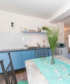 piccola cucina free standing con mensola abbinata