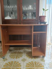 Scrivania Porta PC compatta con ruote – Color Cili