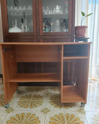 Scrivania Porta PC compatta con ruote – Color Cili