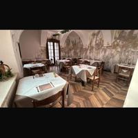 Tavoli e sedie in legno con paglia da ristorazione