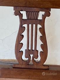 Panchina in legno con decori musicali