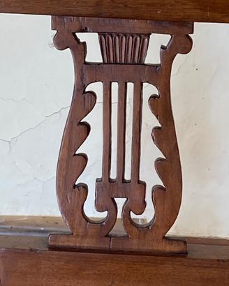 Panchina in legno con decori musicali