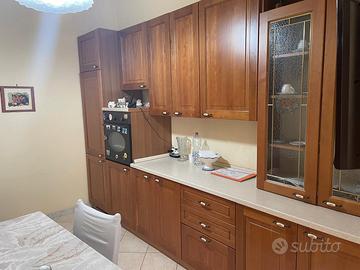 cucina con tavolo e sedie 