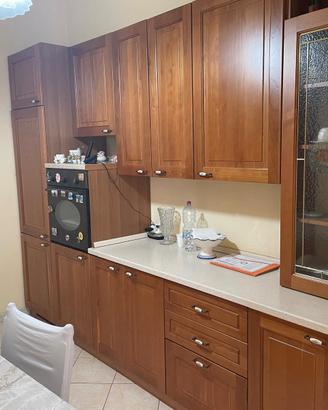cucina con tavolo e sedie 