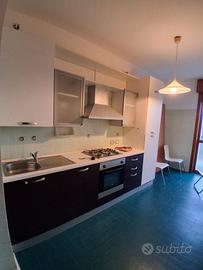 Cucina completa e funzionante con elettrodomestici