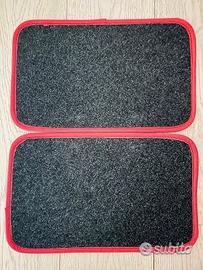 Tappetini posteriori in moquette con profilo rosso