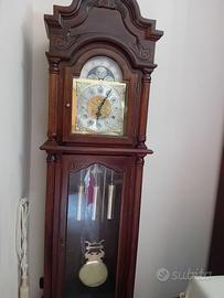Orologio a pendolo con colonna