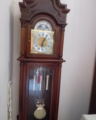 Orologio a pendolo con colonna