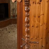 Attaccapanni da terra in legno massello tornito