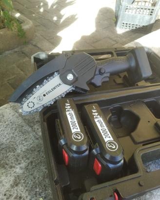 Piccola sega a batteria (nuova)