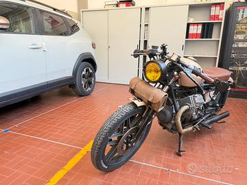 Moto permuto con auto fuoristrada, auto d'epoca