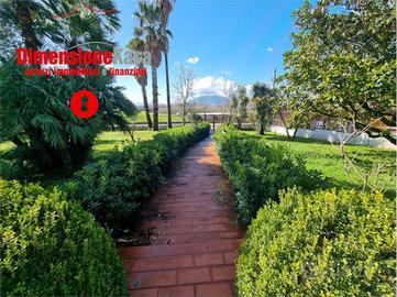 Villa di 570 m² con 5 locali e box auto a Cicciano