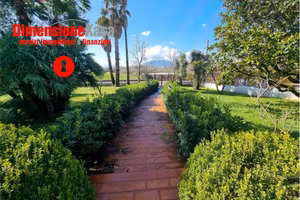 Villa di 570 m² con 5 locali e box auto a Cicciano