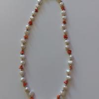 Collana di corallo e perle