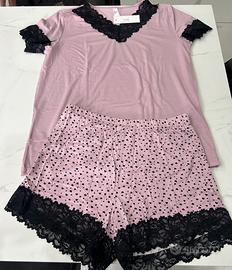 Pigiama Due Pezzi Rosa con Dettagli in Pizzo Nero