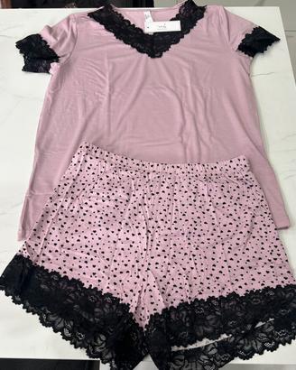 Pigiama Due Pezzi Rosa con Dettagli in Pizzo Nero