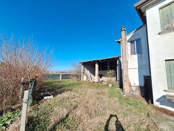 CASA SINGOLA con annesso e 1000 mq. verde