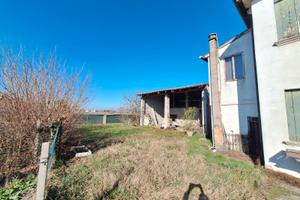 CASA SINGOLA con annesso e 1000 mq. verde