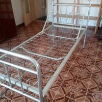 Letto in metallo con schienale alzabile