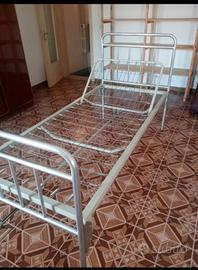 Letto in metallo con schienale alzabile