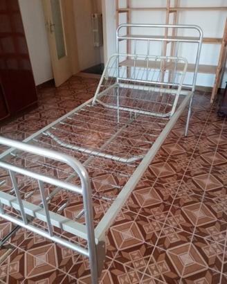 Letto in metallo con schienale alzabile