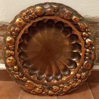 Piatto in rame realizzato a mano, con decori in ri