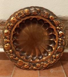 Piatto in rame realizzato a mano, con decori in ri