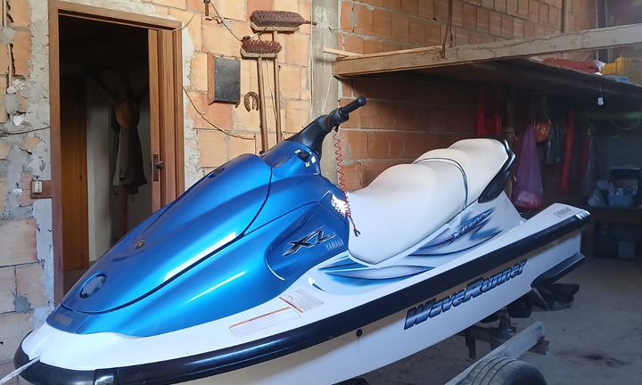 2 Yamaha XL 700 waverunner