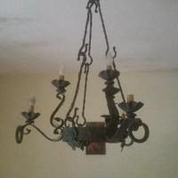 Lampadario in ferro batturo con 4 applique