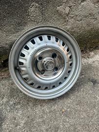 Cerchione originale Alfa Romeo con borchia