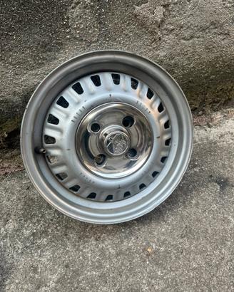 Cerchione originale Alfa Romeo con borchia