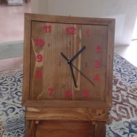 Orologio fatto a mano in legno di pino