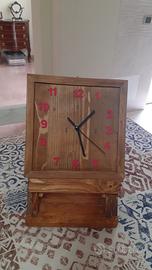 Orologio fatto a mano in legno di pino