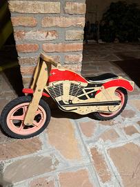 Bicicletta in legno senza pedali