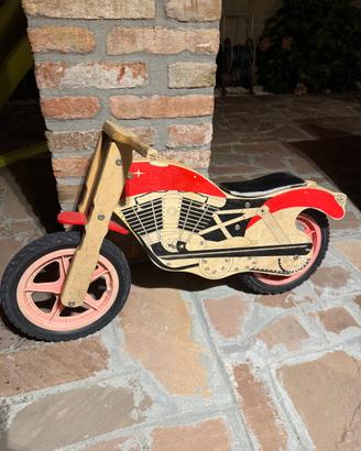 Bicicletta in legno senza pedali