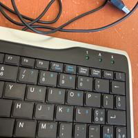 Tastiera con cavo USB