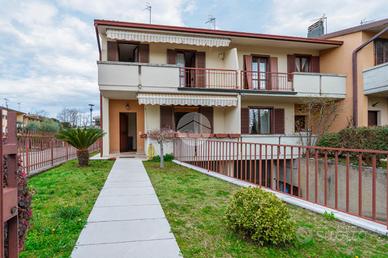 VILLA A SCHIERA A MANERBA DEL GARDA