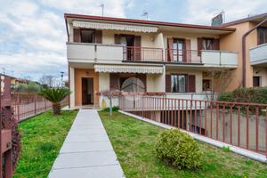 VILLA A SCHIERA A MANERBA DEL GARDA