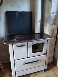 Cucina a legna Nordica con focolare e forno