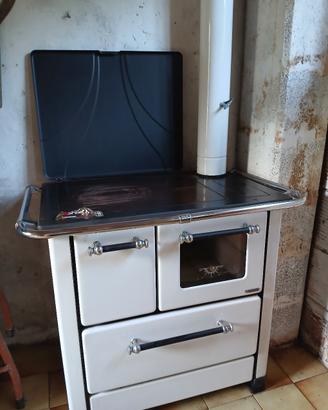 Cucina a legna Nordica con focolare e forno