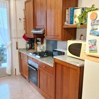 cucina con elettrodomestici 